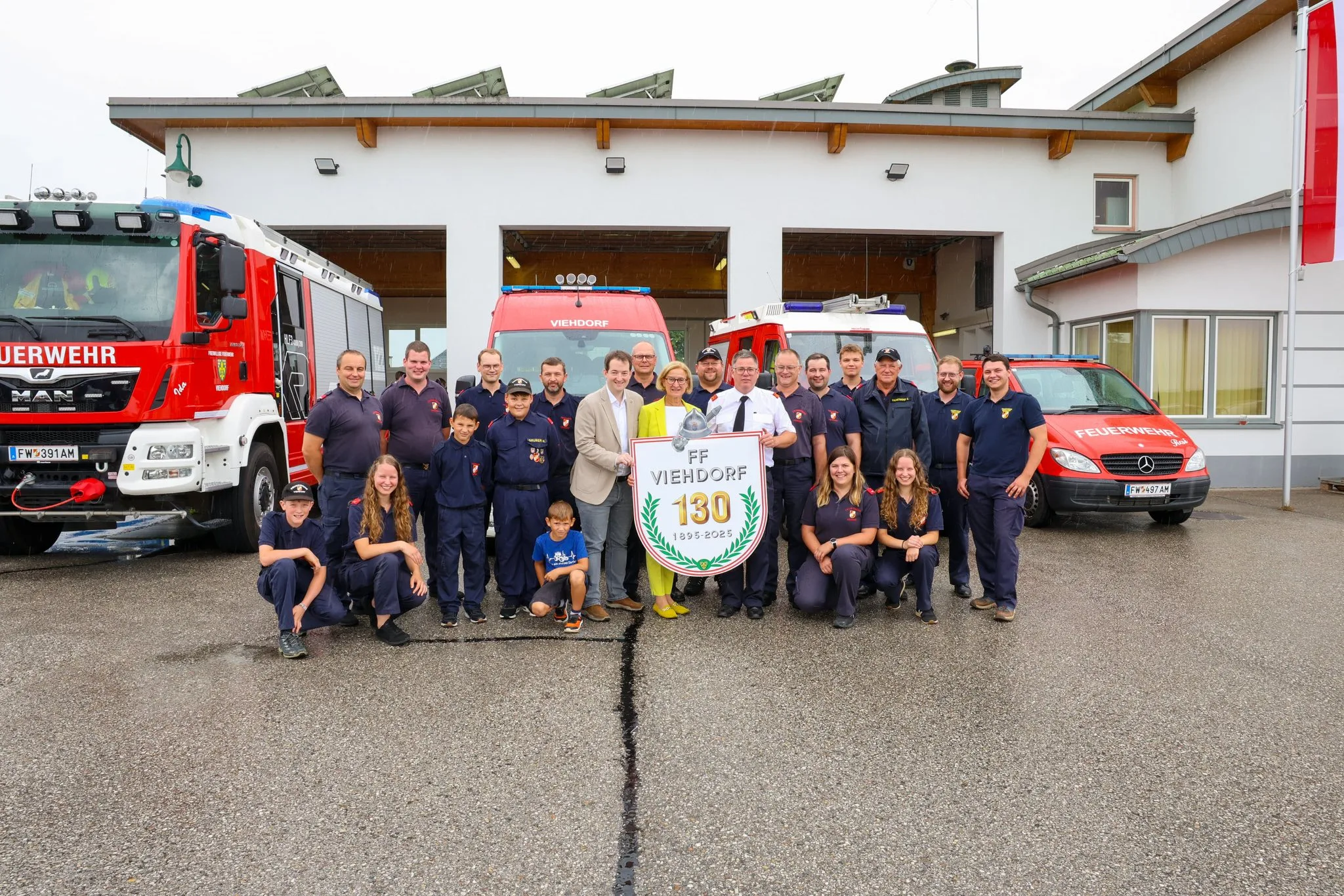 Historische Aufnahme der Freiwilligen Feuerwehr Viehdorf bei einer Veranstaltung