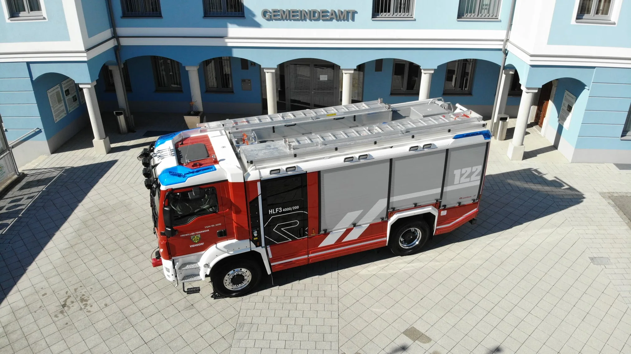 HLF3 der Freiwilligen Feuerwehr Viehdorf vor dem Feuerwehrhaus