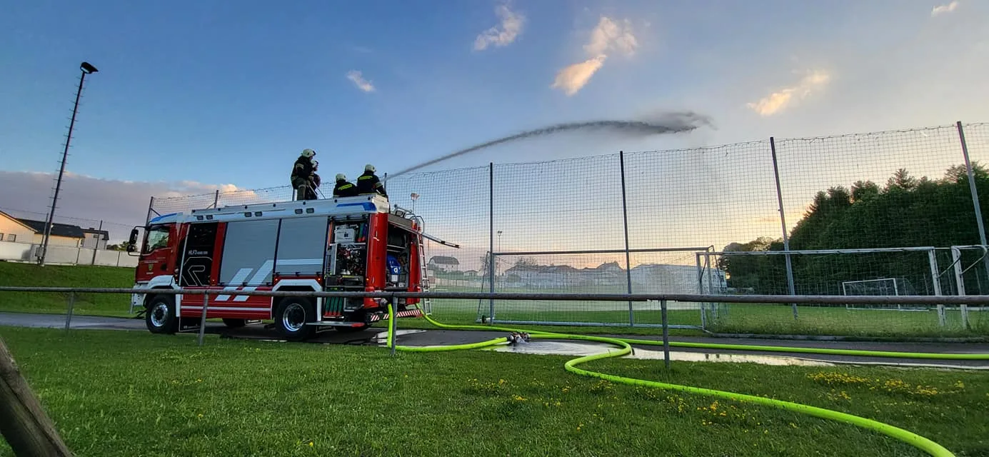 HLF3 der Freiwilligen Feuerwehr Viehdorf im Einsatz- und Präsentationszustand