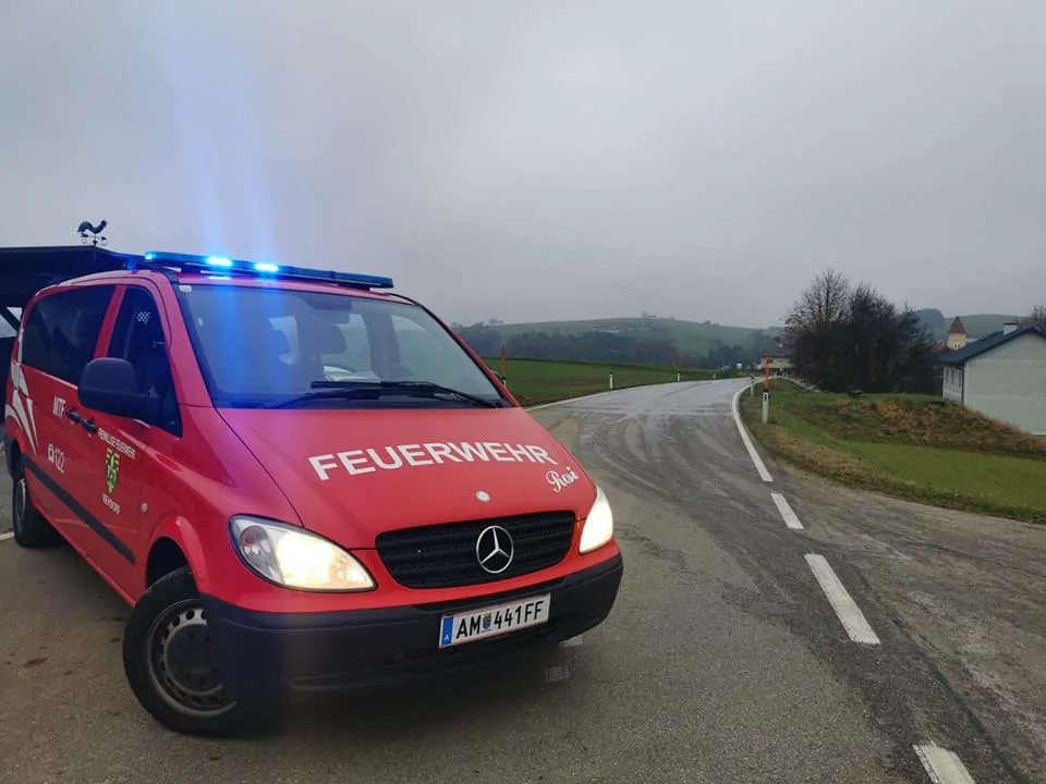 MTF der Freiwilligen Feuerwehr Viehdorf vor dem Feuerwehrhaus