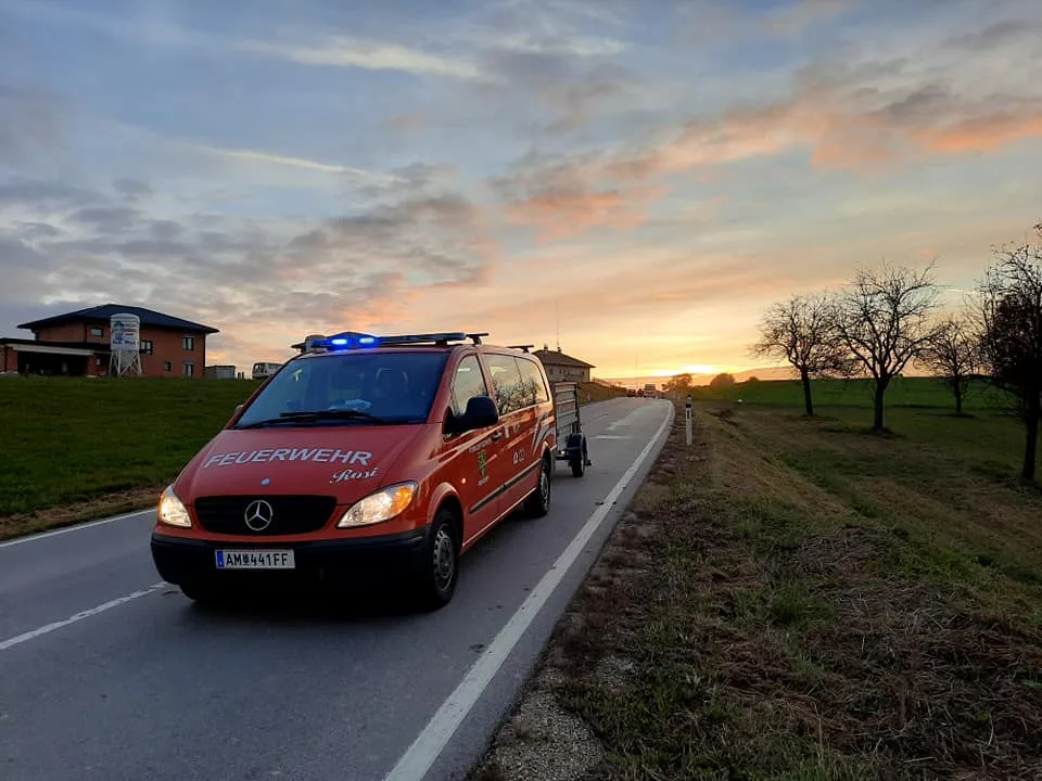 Mannschaftstransportfahrzeug der FF Viehdorf in Seitenansicht