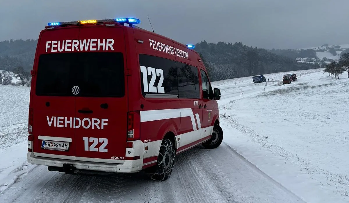 KDO-Fahrzeug der Freiwilligen Feuerwehr Viehdorf an der Gerätehauszufahrt