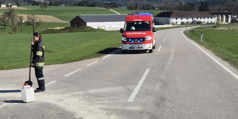 Kommandofahrzeug der FF Viehdorf mit Blick auf Front und Mannschaftsbereich