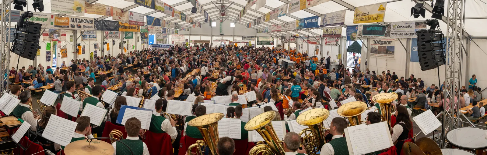 Panoramaaufnahme vom Zeltfest der Freiwilligen Feuerwehr Viehdorf 2024