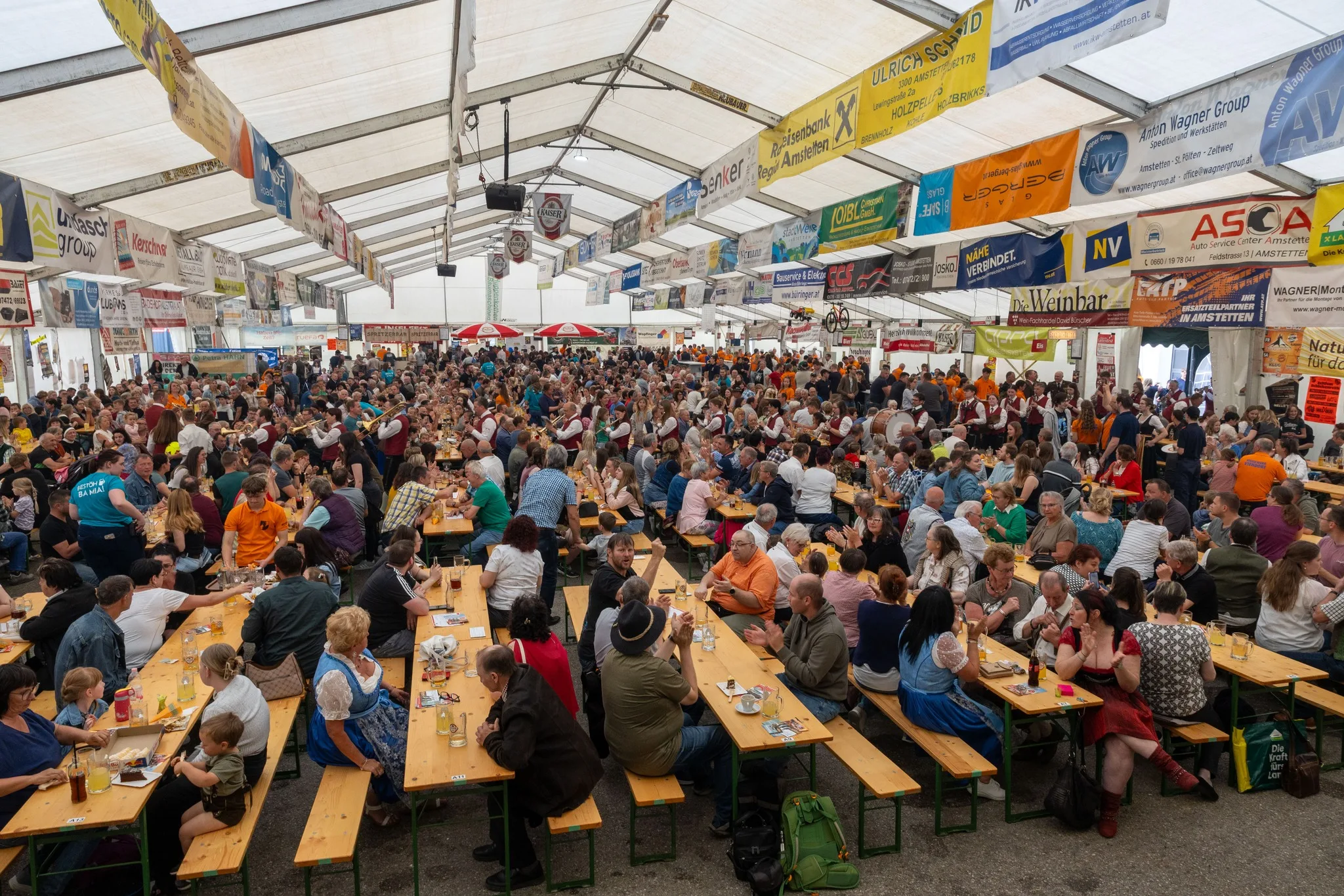 Festzelt und Besucher beim Feuerwehrfest der Freiwilligen Feuerwehr Viehdorf